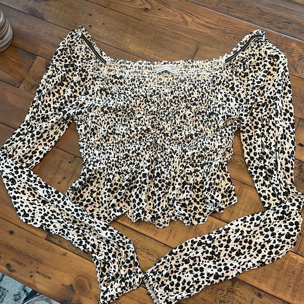Urban outfitters long cropped sleeve ruched leopard/cheetah print top!